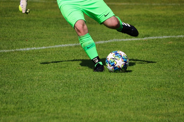 普拉蒂尼等尤文传奇与一线队见面，并参观海瑟尔惨案纪念碑